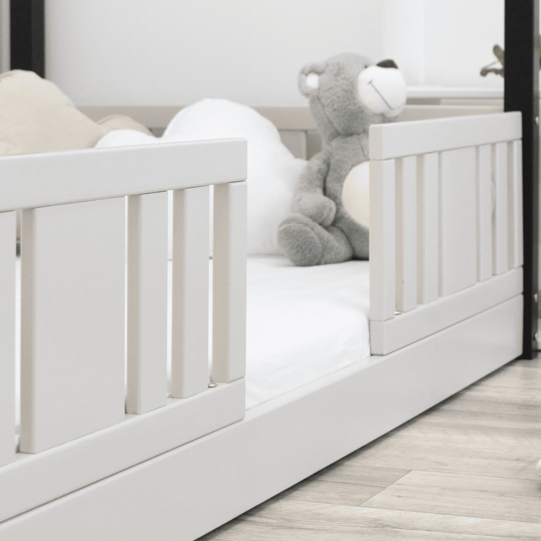 Detal łóżka Niko Short kaszmir z niską barierką i masywną ramą, prezentujący budowę i sposób łączenia elementów